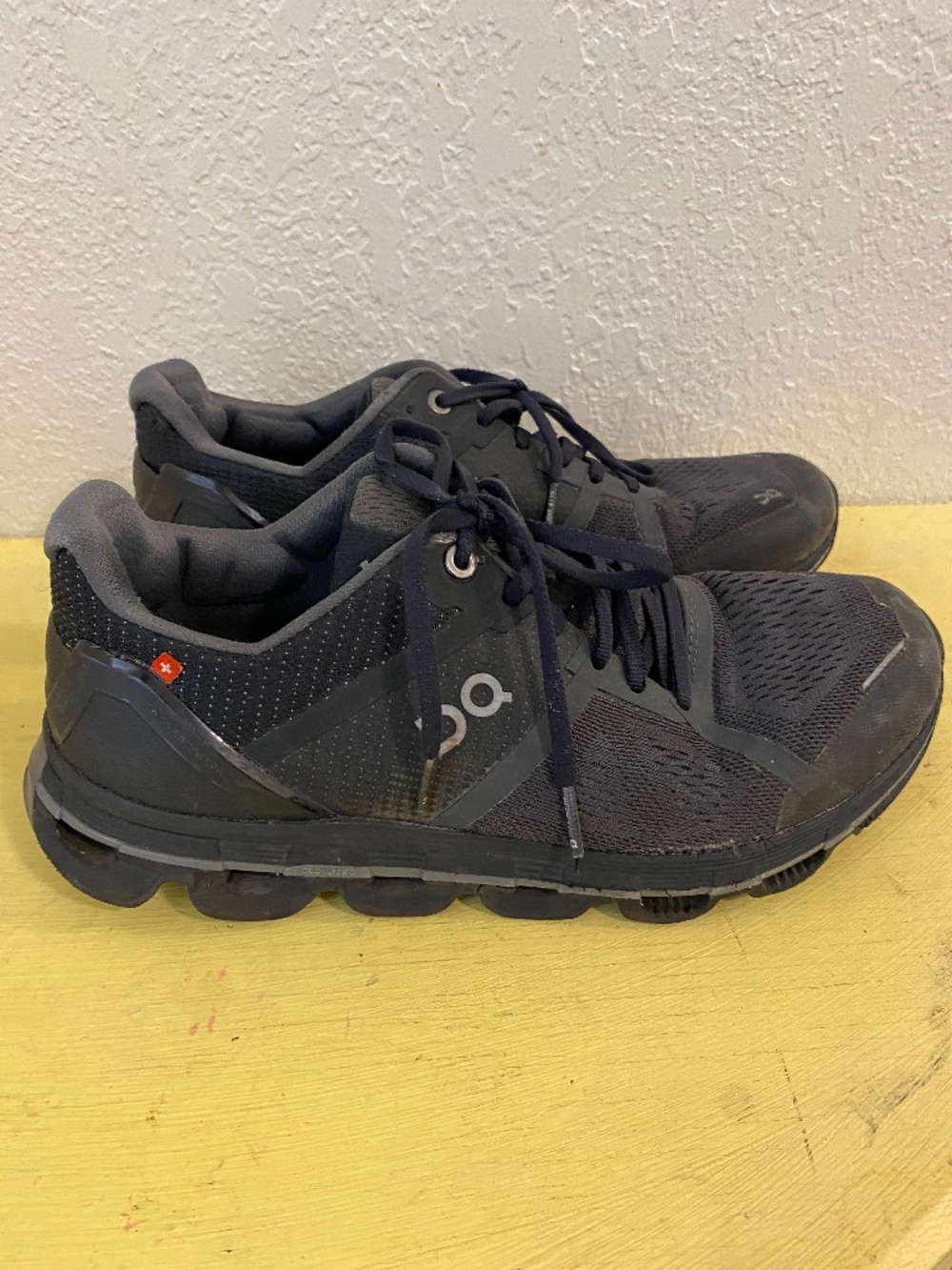 On Cloud Size 8 Women’s Black Athletic Sneakers.